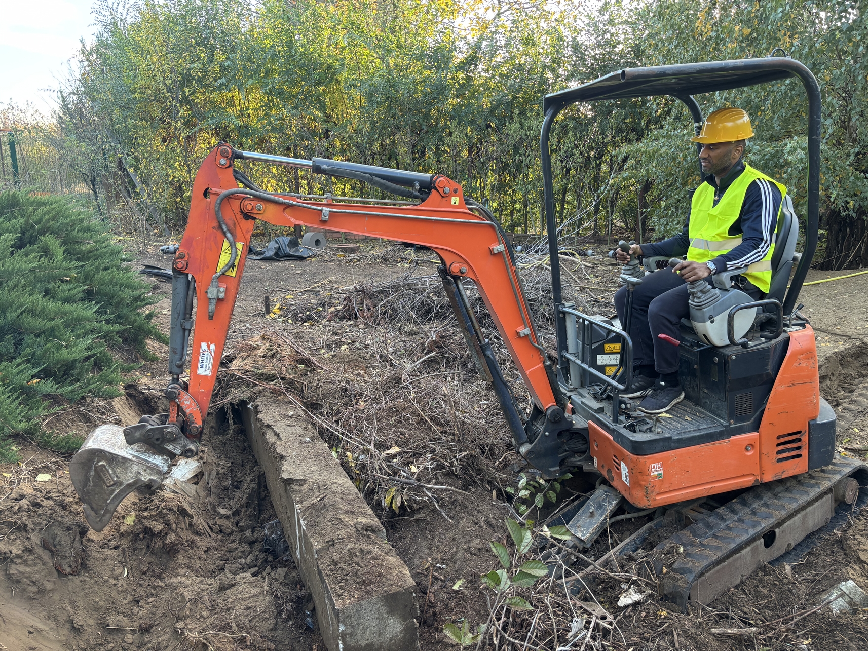 Markolo Mester mini excavator rental and lease mini kotrogep minimarkolo berles 12
